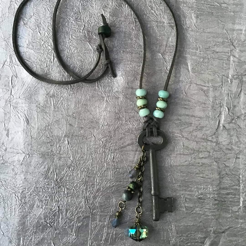 🗝HAND-CRAFTED NECKLACE